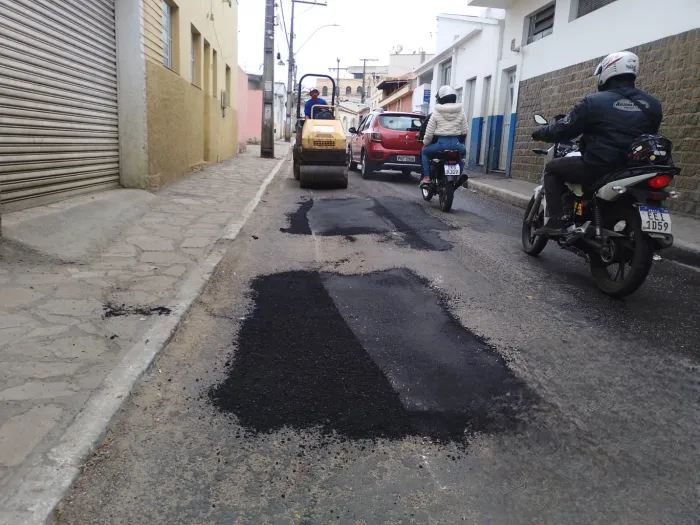 Operação Tapa-Buraco segue cronograma intensificado e atende Centro, Bairro Brasil e distrito de Inhobim nesta semana