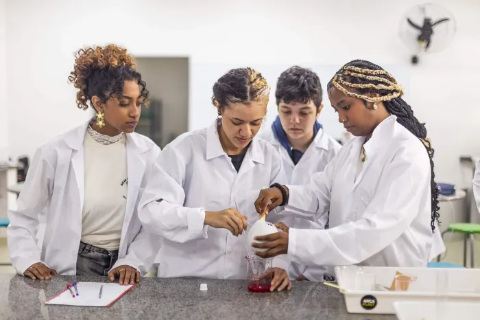 O programa é direcionado a estudantes matriculados na 2ª ou 3ª séries do itinerário de formação técnico profissional do Ensino Médio e com idade mínima de 16 anos na data de admissão. Foto: Divulgação/Governo de SP