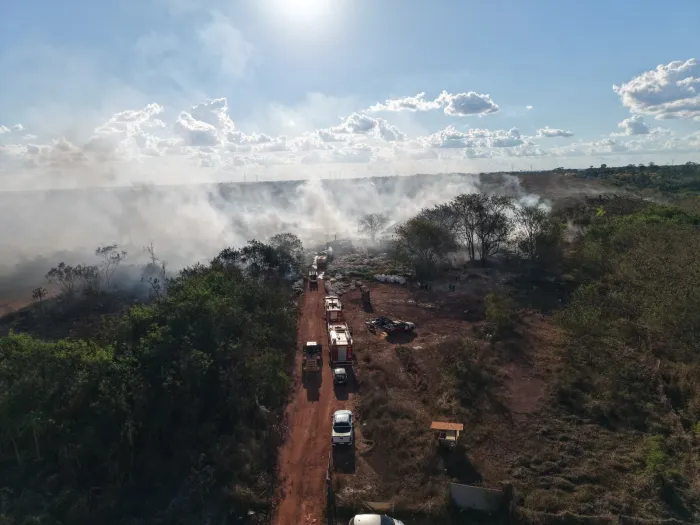 Ação integrada controla incêndio e evita que chamas avancem na Vila Princesa 