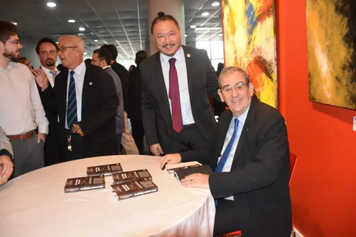 Nelson Moraes Rêgo autografou o livro na PGJ