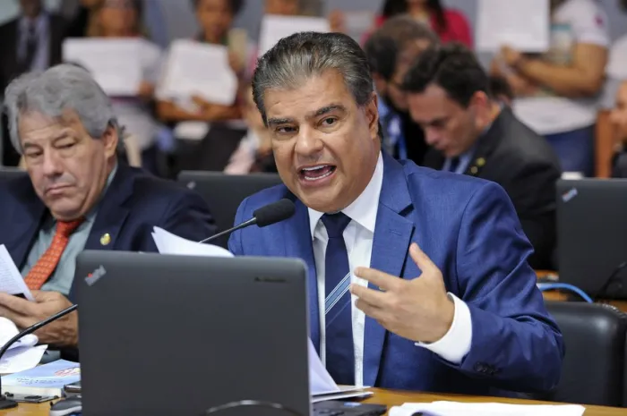O presidente da CRE sugeriu que governo faça estudos e busque mercados alternativos para os produtos brasileiros - Foto: Jane de Araújo/Agência Senado