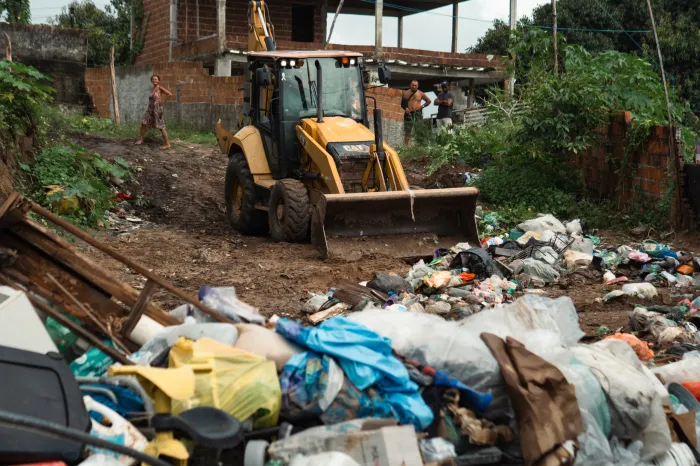 Emlur realiza ação emergencial em Paratibe para combater ponto irregular de acúmulo de lixo