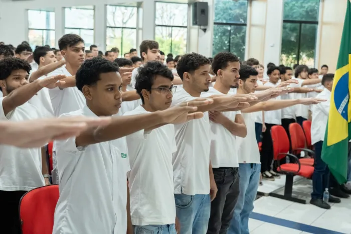 Mais de 400 jovens participam do juramento à Bandeira em Lucas do Rio Verde