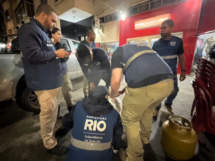 Fiscalização promoveu o ordenamento e descartou 20 kg de alimentos impróprios para consumo - Carolina Castanho / Subprefeitura da Zona Sul