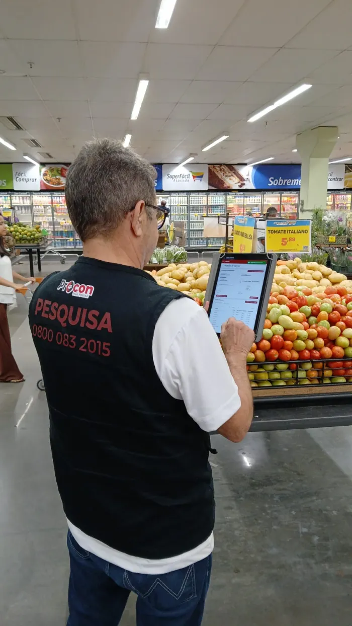 Pesquisa para preços de hortifrútis registra diferença de R$ 34 no quilo do alho-poró; laranja varia em 401%