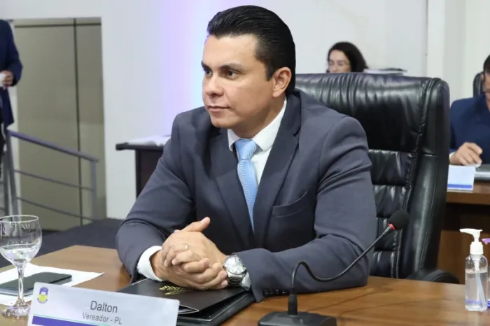 Após ser atendido com tapa-buracos, Dalton cobra duplicação da rua General Osório