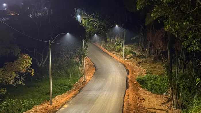Prefeitura concluiu a implantação da iluminação pública em LED em toda a extensão da rua