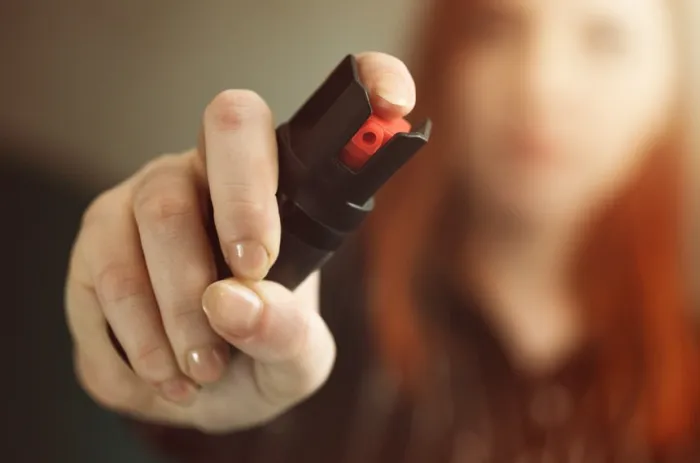 A lei determina a composição do líquido do spray, que não poderá conter substâncias de efeito letal ou de toxicidade permanente credito=