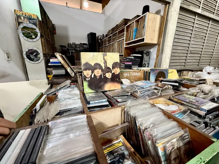 Mercado Central contem prateleiras repletas de tesouros da MPB, do rock e do sertanejo