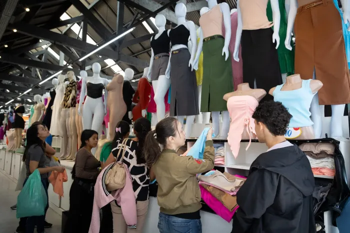 Veja cuidados ao cortar a etiqueta das roupas, segundo Ipem-SP
