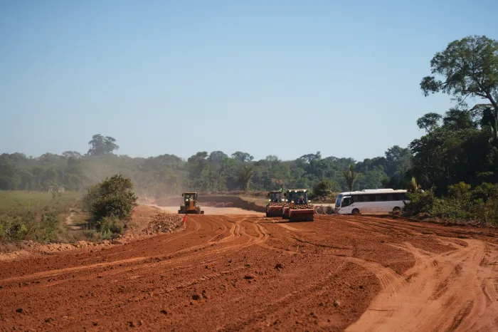 Equipes executam serviços de supressão vegetal, terraplenagem