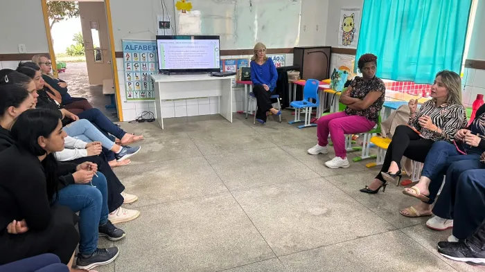 Comunicação Não Violenta é tema de palestra para professores e gestores do Cmei Professor Antônio de Moura Pereira