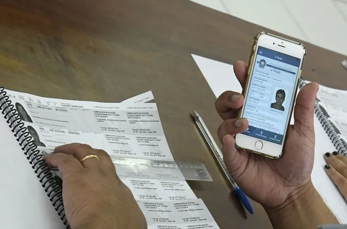 Mesário confere e-Título de eleitor: se tiver foto, ele pode valer como documento único na hora de votar - Foto: Edilson Rodrigues/Agência Senado