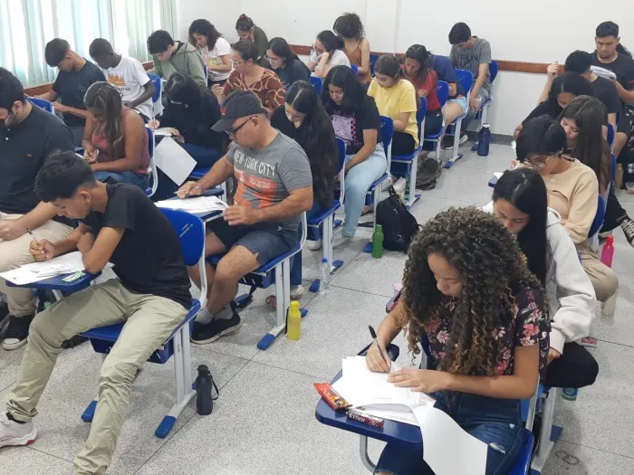 Iniciativa beneficia estudantes da rede pública, bolsistas da rede privada e pessoas que já concluíram o Ensino Médio