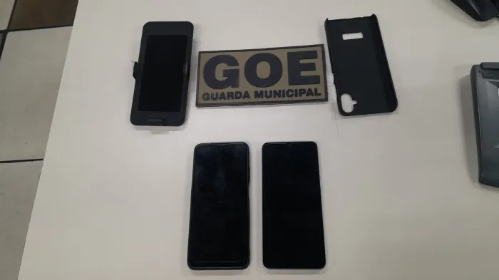Guardas municipais apreendem dois celulares e prendem suspeito no Centro do Rio