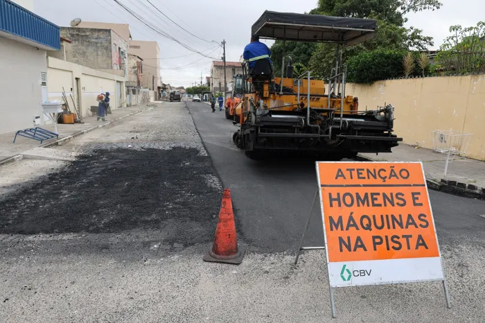 Obras de pavimentação asfáltica avançam no bairro Brasília e chegam a mais quatro ruas