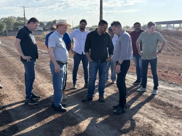Prefeito Roberto Dorner acompanha andamento das obras na Estrada Dalva e reforça compromisso com a qualidade da pavimentação