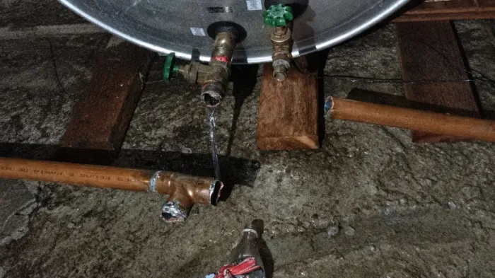 Furto de canos de cobre da rede de água causa alagamento em enfermaria do Hospital da Vida