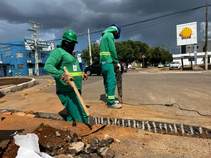 Equipes executam o cabeamento do sistema de iluminação e fazem cortes no asfalto para a passagem da rede