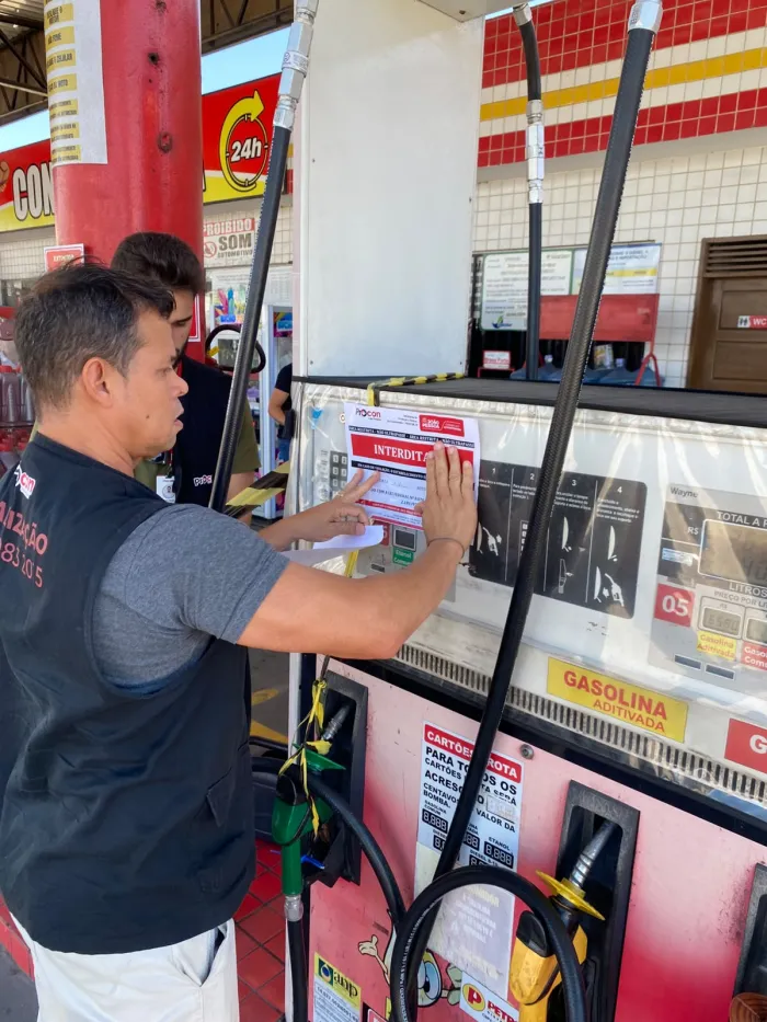 Procon-JP autua posto de combustível e interdita bico de gasolina durante fiscalização