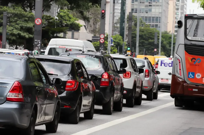 Rebaixamento do veículo só pode ser feito com inspeção, autorização prévia e vistoria – sem isso, é considerada infração grave