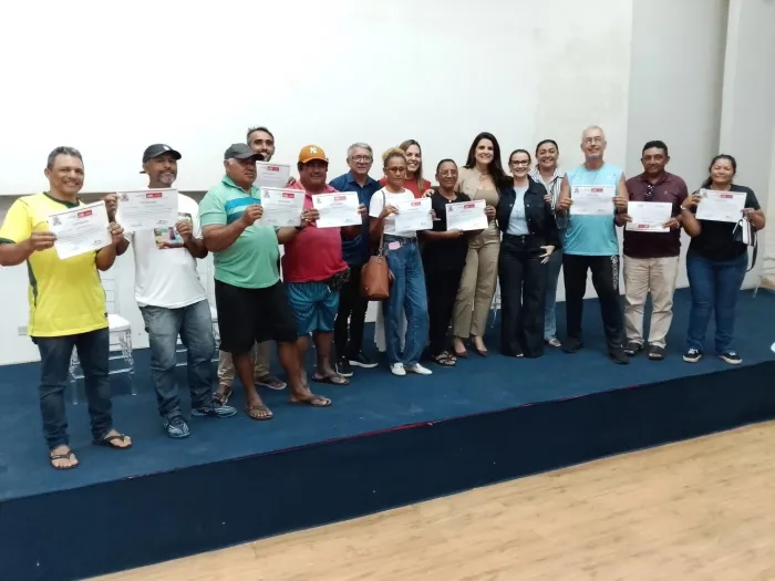 Prefeitura realiza palestra e entrega autorizações a comerciantes informais aprovados em edital para atuar na Orla