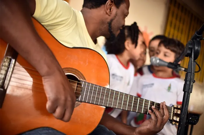 A Lei 15.481 determina que a parceria entre escolas e associações culturais deve estar alinhada à proposta pedagógica e priorizar entidades próximas à comunidade escolar - Foto: Andre Borges/Agência Brasília