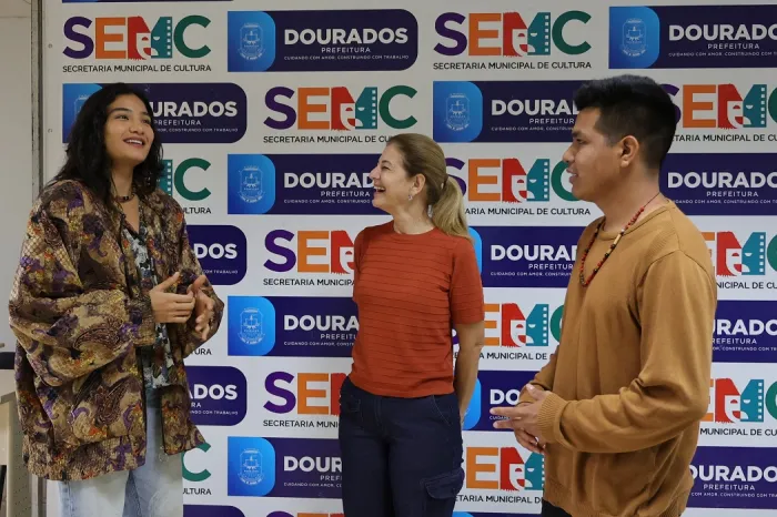Secretária de Cultura Gisella Melo, atriz Dandara Queiroz e produtor Luan Iturve falam dos diferenciais da obra produzida em Dourados- Fotos: A. Frota