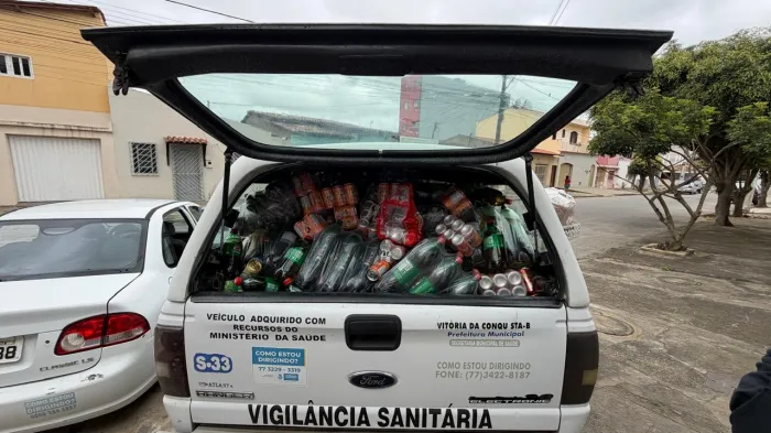Vigilância Sanitária apreende mais de mil barras de chocolate e mais de 3 mil bebidas vencidas em depósito no bairro Brasil