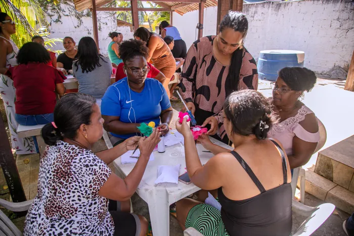 4/8/2026 - Prefeitura de Lauro de Freitas fortalece autonomia e aprendizado feminino em oficina de artesanato no CRAS Caji