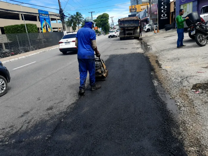 Operação Tapa-Buraco recupera trecho danificado na Avenida Comendador Gustavo Paiva