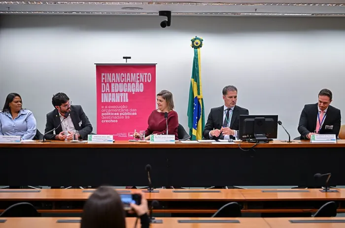 A deputada Professora Luciene (centro) conduziu debate com Berta Lima, Valdoir Wathier e Paulo Franca Jr (à dir.) - Foto: Ton Molina/Agência Senado