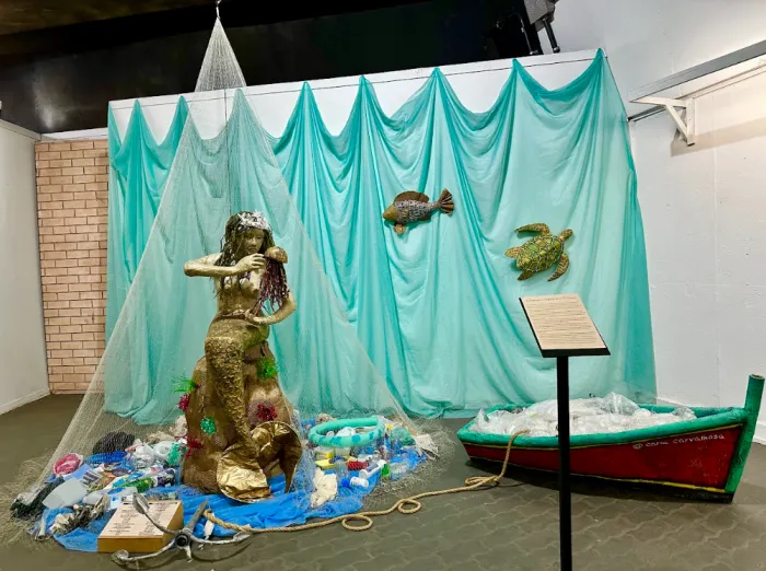 A instalação “A Sereia e O Grito dos Oceanos”, da artista Carla Carvalhosa, também teve permanência estendida no mesmo prazo. Foto: Divulgação/Comlurb