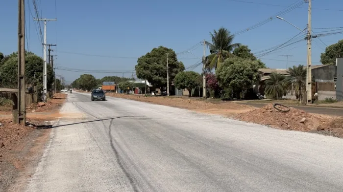Prefeitura de Sinop conclui aplicação da capa asfáltica na Estrada Dalva e libera tráfego de veículos
