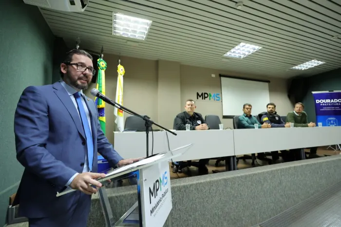 Promotor Daniel Brito abriu a solenidade que marcou a apresentação do programa Sistema de Monitoramento e Acolhimento, na sede do MP em Dourados.Fotos – A. Frota