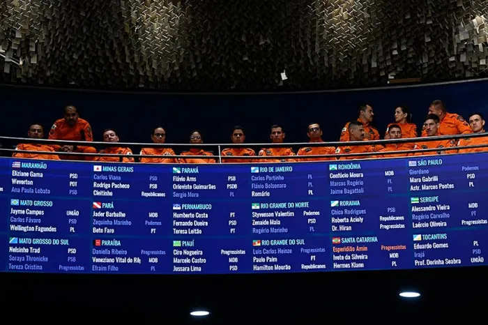Bombeiros militares acompanham, nas galerias do Senado, a votação do projeto que autoriza a destinação de emendas da saúde para o atendimento pré-hospitalar - Foto: Carlos Moura/Agência Senado