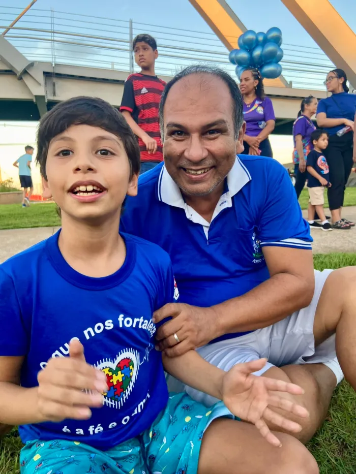Ablyano é pai de Murilo, e aprendeu ao longo da última década que presença também significa observar, esperar, comemorar e descobrir diferentes maneiras de ouvir um filho 