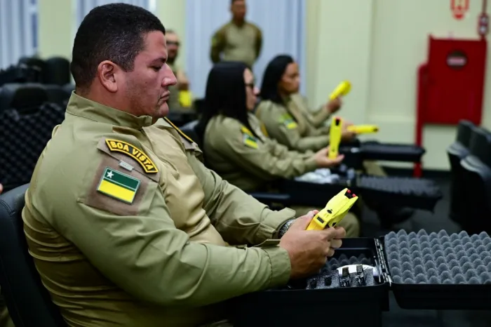 Agentes de trânsito de Boa Vista recebem instrução para uso do Taser X2 durante abordagens