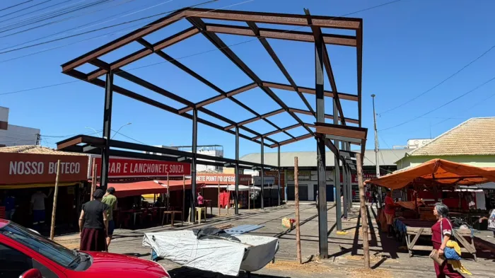 Prefeitura inicia nova etapa da revitalização da Feira do Bairro Brasil para conclusão da cobertura do espaço