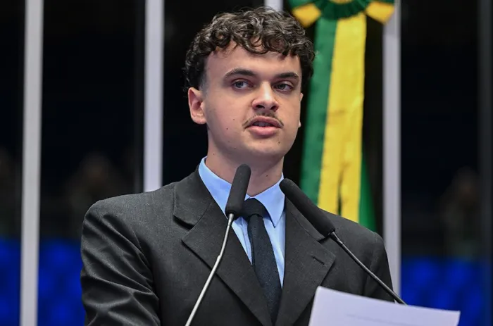 Filho de Danilo Doneda, incentivador da proteção de daos no Brasil, Adriano Doneda discursou na sessão - Foto: Saulo Cruz/Agência Senado