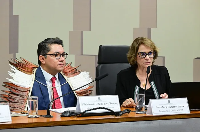 A senadora Damares Alves conduziu a reunião ao lado do ministro dos Povos Indígenas, Eloy Terena - Foto: Geraldo Magela/Agência Senado