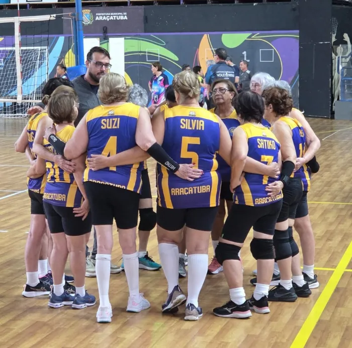 Equipe 68+ recebendo instruções antes do jogo contra Lavínia.