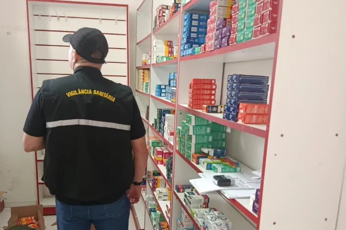 Vigilância Sanitária e Polícia Civil interditam depósito de farmácia no Bairro Brasil por comercialização irregular de medicamentos