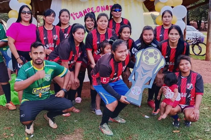 Campeonato feminino de futebol na Aldeia Jaguapiru reuniu 13 equipes e o Atlético Feminino ficou com o título de campeão. Foto: Divulgação/Assecom