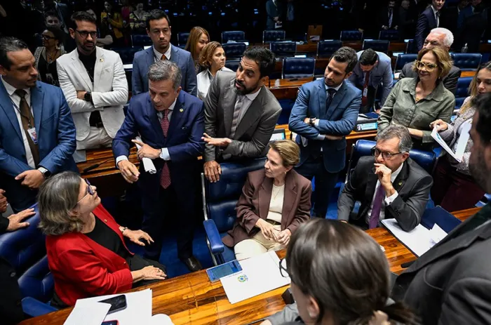 Teresa Leitão (à esq.) defendeu aprovação do projeto, que visa minorar impacto da guerra sobre preços do petróleo - Foto: Carlos Moura/Agência Senado