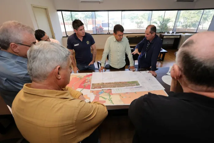 Equipe técnica do Dnit em Mato Grosso do Sul apresenta ao prefeito Marçal Filho o projeto técnico para construção do viaduto na travessia do Campo Dourado. Foto – A. Frota