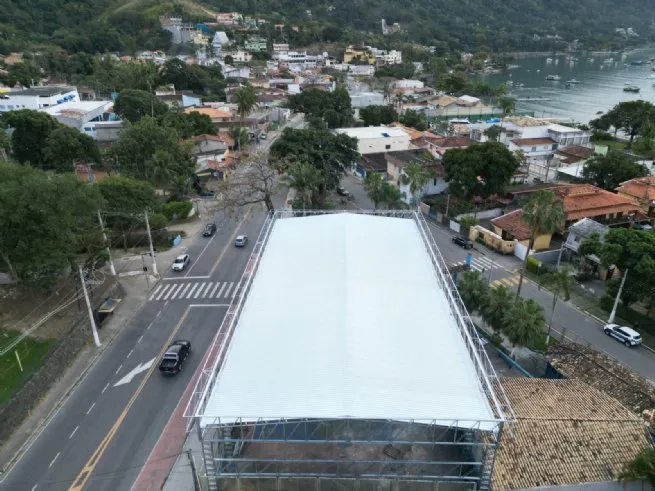 Obras de revitalização da quadra do CAE São Francisco avançam e atingem 50% de execução após cobertura
