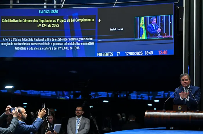 Efraim Filho explica seu parecer durante a análise do Plenário - Foto: Ton Molina/Agência Senado