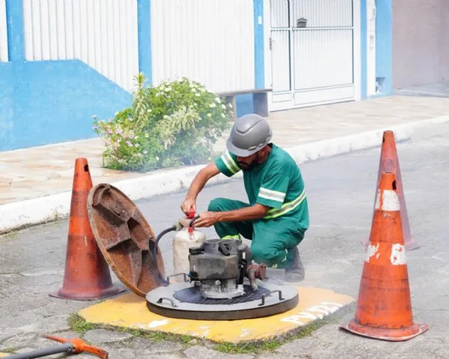 São Sebastião recebe ação da Sabesp com testes de fumaça para combater ligações irregulares de esgoto