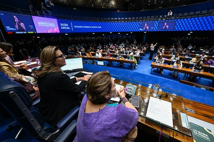 Senadora Leila conduziu sessão especial que marcou o Agosto Lilás, mês de combate à violência contra a mulher - Foto: Carlos Moura/Agência Senado